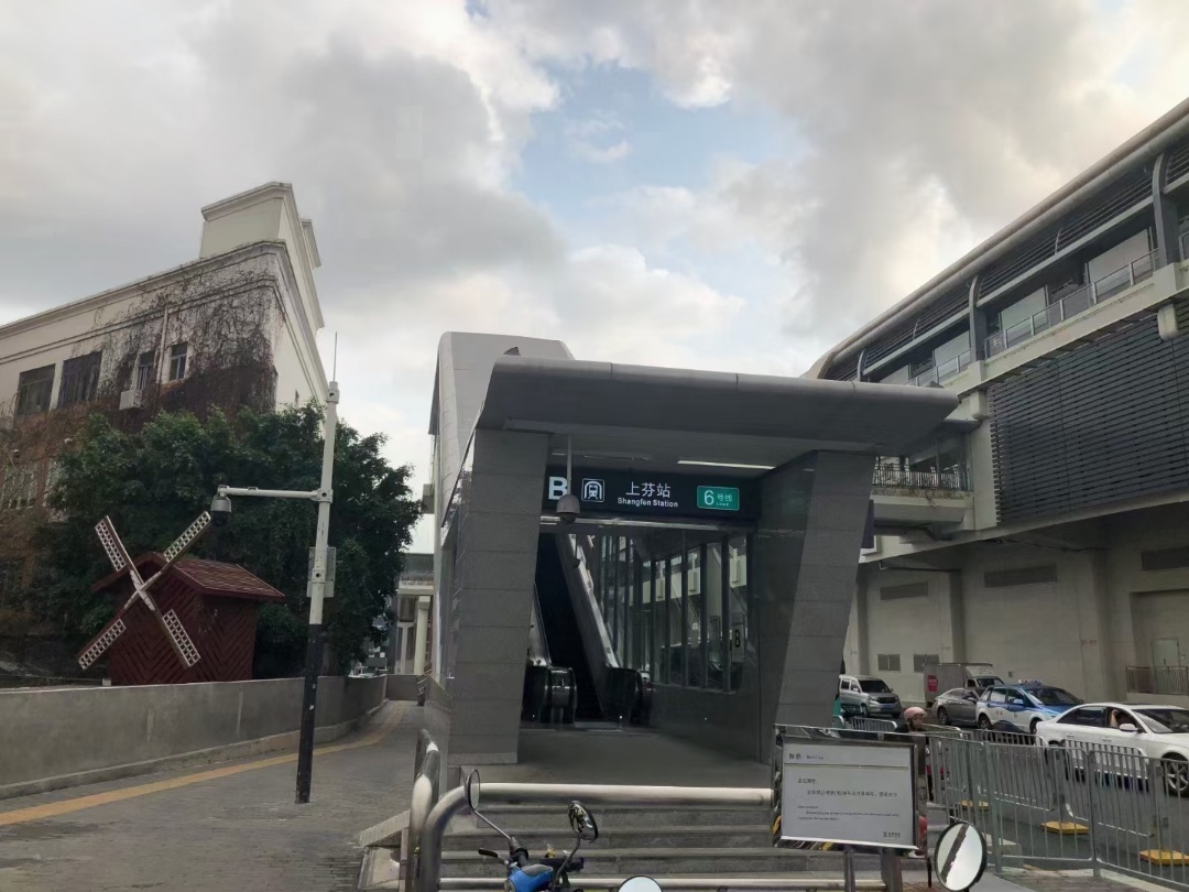 龙华,龙胜地铁口600米, 上塘地铁站800米,毗邻深圳最大铁路